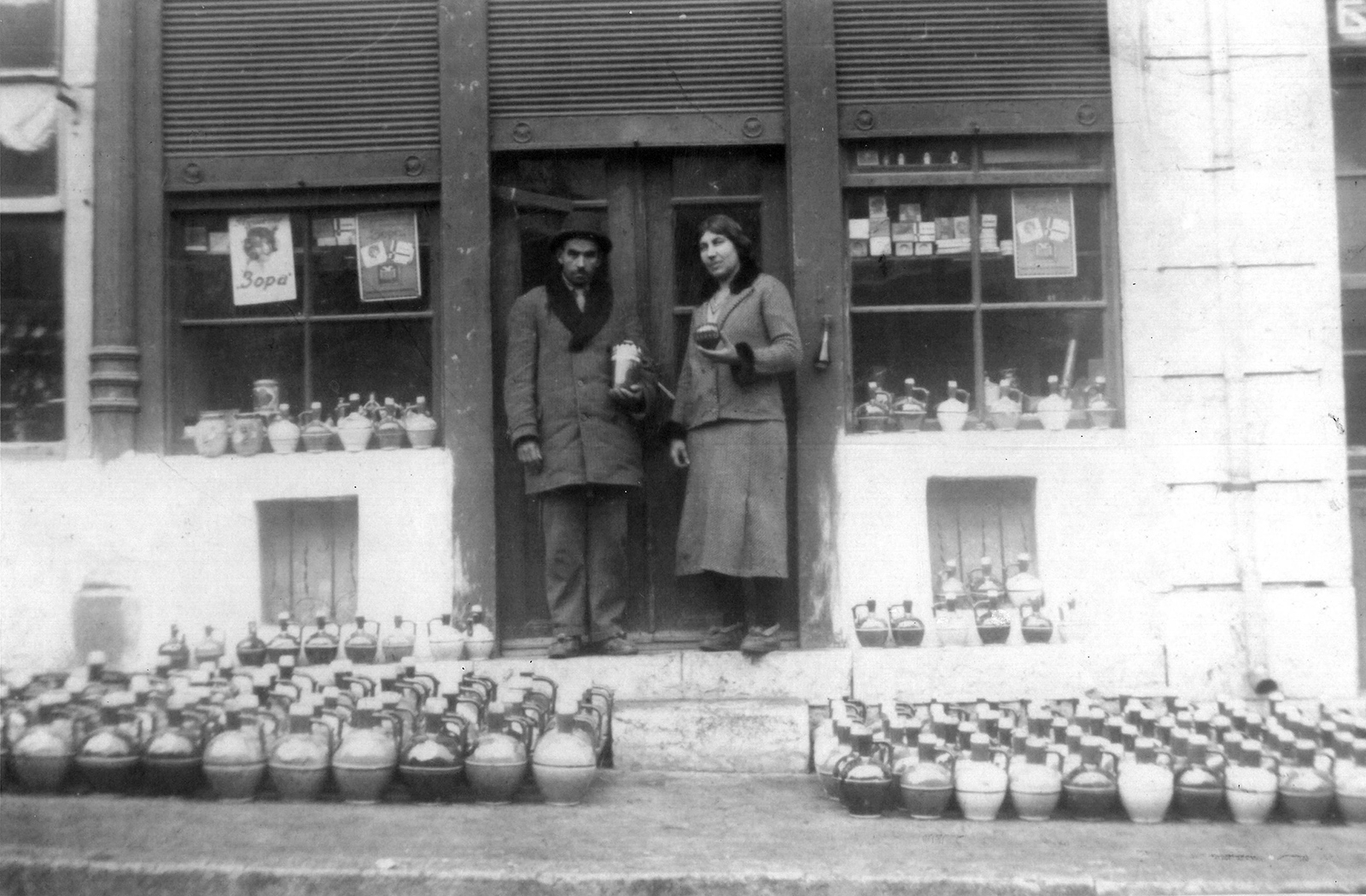 Тодор и Невяна Йорданови пред дюкяна им за грънци 28.12.1932 г.
